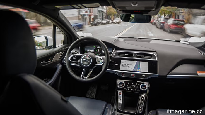 La NHTSA exige a las empresas de vehículos autónomos que solucionen la interferencia con los primeros respondedores antes de finales de julio.