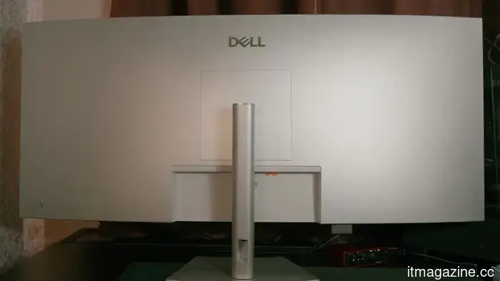 Review of the Dell UltraSharp 52 Thunderbolt Hub Monitor: An All-in-One Workstation Display