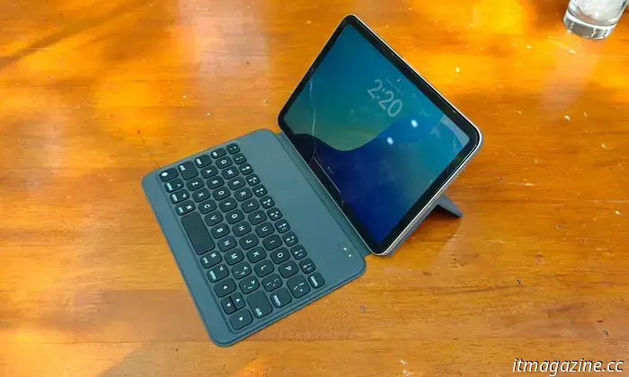 Я попробовал использовать крошечную клавиатуру iPad mini. Это был потрясающий опыт.
