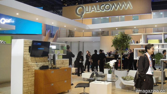Qualcomm lancia Snapdragon Reality Elite e un toolkit white-label per occhiali AI, scommettendo che la prossima piattaforma non sarà un telefono.